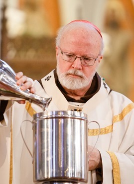 Cardinal Sean P. O’Malley celebrates the Chrism Mass March 26, 2013 at the Cathedral of the Holy Cross. The Mass at which sacred oils are blessed is also an occasion to celebrate priestly fraternity.<br /><br /><br /><br />
Pilot photo/ Gregory L. Tracy<br /><br /><br /><br />
