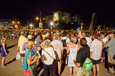 Boston pilgrims in Cuba for the visit of Pope Francis make their way to Havana’s Revolution Square in the early morning hours of September 20, 2015 for a Mass celebrated by the pope.
Pilot photo/Gregory L. Tracy