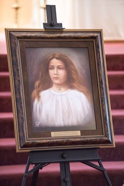 Relics of St. Maria Goretti are venerated at the Cathedral of the Holy Cross Oct. 5, 2015.  The relics were brought to Boston as part of a 25-city tour organized b Treasures of the Church Ministry.
Pilot photo/ Gregory L. Tracy 
