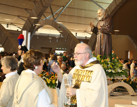 communion-4-padre-pio-in-bkgrnd.jpg