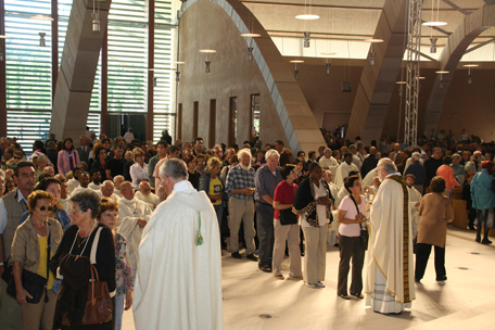 communion-5-crowd.jpg