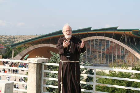 inviting-brother-capuchins-to-be-in-a-picture.jpg