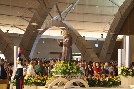 padre-pio-statue-alter-1.jpg