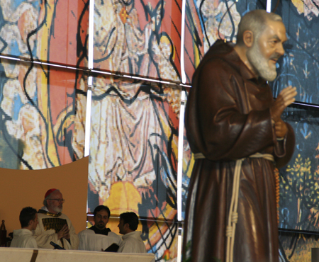 padre-pio-statue-alter-4-cardnal-in-bkgrnd.jpg