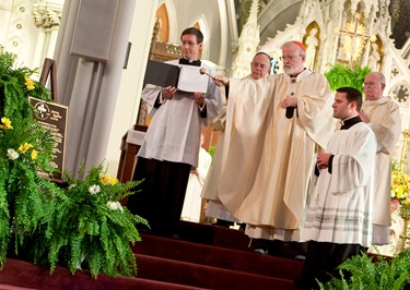 Cardinal O’Malley blesses a plaque engraved with the archdiocese’s Bicentennial Prayer and date of the closing Mass, Nov. 23, the Feast of Christ the King.