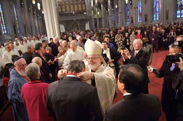 Mass to close the bicentennial of the the Archdiocese of Boston, Nov. 23, 2008 at the Cathedral of the Holy Cross.<br /> Pilot photo/ Neil W. McCabe