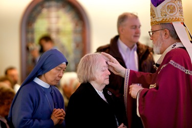 Mass and imposition of ashes, Feb. 25, 2009, Ashe Wednesday, Archdiocese of Boston Pastoral Center.<br /> Pilot photo/ Gregory L. Tracy