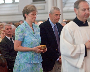 Couples celebrating their 25th and 50th wedding anniversaries participate in a special Mass with Cardinal Sean P. O’Malley at the Cathedral of the Holy Cross June 7, 2009. Photo by Gregory L. Tracy, The Pilot 