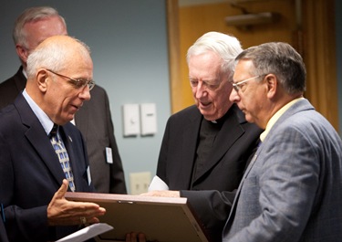 Cardinal Seán P. O’Malley receives the Seven Seals Award from the Massachusetts Employer Support of the Guard and Reserve (ESGR). The Seven Seals Award is the highest state award given from the ESGR and is given in recognition of significant and enduring support of the Guard and Reserve.
Pilot photo/ Gregory L. Tracy
