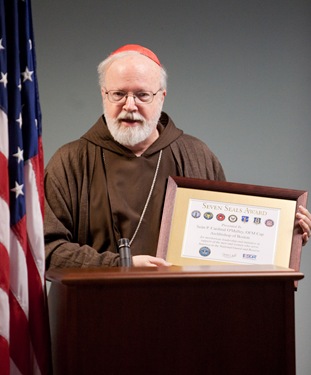 Cardinal Seán P. O’Malley receives the Seven Seals Award from the Massachusetts Employer Support of the Guard and Reserve (ESGR). The Seven Seals Award is the highest state award given from the ESGR and is given in recognition of significant and enduring support of the Guard and Reserve.
Pilot photo/ Gregory L. Tracy
