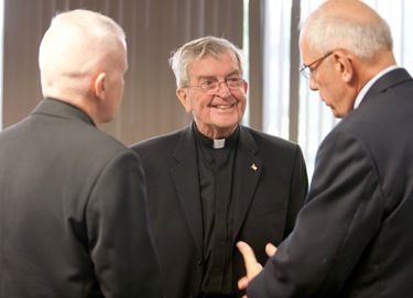 Cardinal Seán P. O’Malley receives the Seven Seals Award from the Massachusetts Employer Support of the Guard and Reserve (ESGR). The Seven Seals Award is the highest state award given from the ESGR and is given in recognition of significant and enduring support of the Guard and Reserve.
Pilot photo/ Gregory L. Tracy
