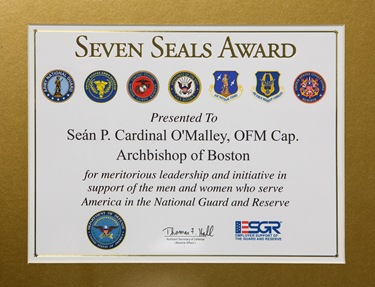 Cardinal Seán P. O’Malley receives the Seven Seals Award from the Massachusetts Employer Support of the Guard and Reserve (ESGR). The Seven Seals Award is the highest state award given from the ESGR and is given in recognition of significant and enduring support of the Guard and Reserve.
Pilot photo/ Gregory L. Tracy
