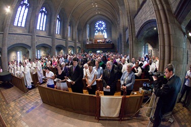 Cardinal Seán P. O’Malley celebrates Mass at St. Clement Shrine in Boston’s Back Bay to mark the start of perpetual adoration on Aug. 15, 2009, the Feast of the Assumption.  Pilot photo by Gregory L. Tracy