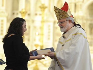 Cardinal Sean O'Malley gives Catherine Campagna the Blessed Mother Teresa of Calcutta award during an altar server appreciation mass at the Cathedral of the Holy Cross, Boston, Saturday, Oct. 31, 2009. (Photo/Lisa Poole)