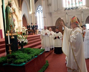 Cardinal Sean P. O'Malley celebrates St. Patrick's Day Mass at Boston's Cathedral of the Holy Cross March 17, 2010. Pilot photo by Gregory L. Tracy