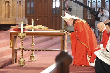 Litergy of Good Friday with Se‡n Cardinal OÕMalley at the Cathedral of the Holy Cross in Boston, Friday, April 2, 2010. (Photo/Lisa Poole)