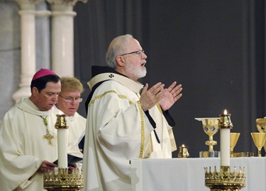 Bilingual Mass with Seán Cardinal O’Malley at the Cathedral of the Holy Cross in Boston, Thursday, April 1, 2010. (Photo/Lisa Poole)