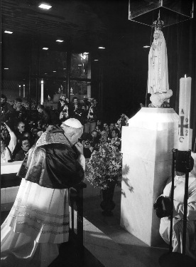 POPE PRAYS AT OUR LADY OF FATIMA SHRINE IN 1982