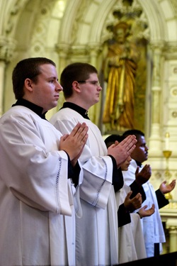 AltarServerMass2011_CRW_2412