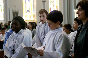 AltarServerMass2011_CRW_2417