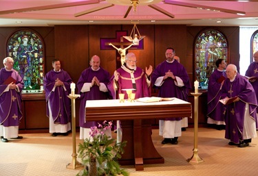 Cardinal Sean P. O’Malley celebrates Mass Dec. 20, 2011 with senior priests from the Archdiocese of Boston’s Regina Cleri residence. Pilot photo by Gregory L. Tracy