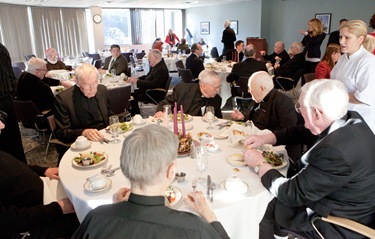 Cardinal Sean P. O’Malley celebrates Mass Dec. 20, 2011 with senior priests from the Archdiocese of Boston’s Regina Cleri residence. Pilot photo by Gregory L. Tracy