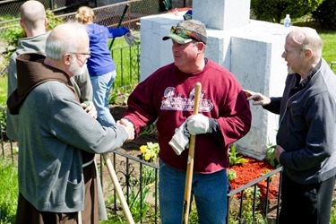 Cardinal Sean P. O’Malley joins archdiocesan employees working to beautify St. Patrick Church in Roxbury as part of Parish Service Week, May 13, 2013. After the spring cleaning, Cardinal Sean visited St. Patrick School spending time with students and with the classmates of Barry Brinson, a 7th grade student at the school who was killed May 9 in a traffic accident in Allston.
Pilot photo by Gregory L. Tracy
