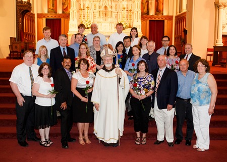 Nearly 200 couples attended the Gold and Silver Wedding Anniversary Mass, celebrated by Cardinal Seán P. O’Malley June 2 at the Cathedral of the Holy Cross. During the Mass the couples renew their vows.
Pilot photo/ Gregory L. Tracy 
