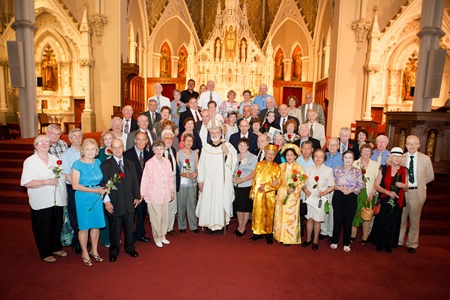 Nearly 200 couples attended the Gold and Silver Wedding Anniversary Mass, celebrated by Cardinal Seán P. O’Malley June 2 at the Cathedral of the Holy Cross. During the Mass the couples renew their vows.
Pilot photo/ Gregory L. Tracy 
