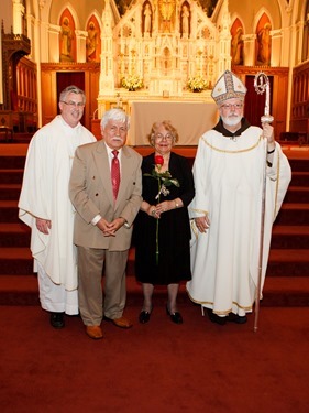 Nearly 200 couples attended the Gold and Silver Wedding Anniversary Mass, celebrated by Cardinal Seán P. O’Malley June 2 at the Cathedral of the Holy Cross. During the Mass the couples renew their vows.
Pilot photo/ Gregory L. Tracy 
