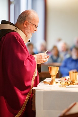 Cardinal Seán P. O'Malley celebrates Ash Wednesday Mass March 5, 2014 at the Pastoral Center in Braintree. Pilot photo/ Gregory L. Tracy 