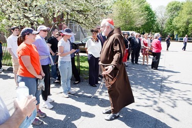 Dedication of a bench in honor of former Boston Mayor Thomas Menino outside Catholic Charities’ Teen Center at St. Peter’s in Dorchester May 12, 2014.  
Pilot photo/ Gregory L. Tracy 
