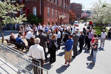 Dedication of a bench in honor of former Boston Mayor Thomas Menino outside Catholic Charities’ Teen Center at St. Peter’s in Dorchester May 12, 2014.  
Pilot photo/ Gregory L. Tracy 
