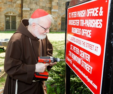 Cardinal O’Malley joins employees participating in Parish Service Week at St. Peter Parish in Dorchester, May 12, 2014.
Pilot photo/ Gregory L. Tracy 
