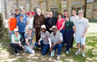 Cardinal O’Malley joins employees participating in Parish Service Week at St. Peter Parish in Dorchester, May 12, 2014.
Pilot photo/ Gregory L. Tracy 
