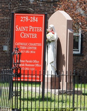 Cardinal O’Malley joins employees participating in Parish Service Week at St. Peter Parish in Dorchester, May 12, 2014.
Pilot photo/ Gregory L. Tracy 
