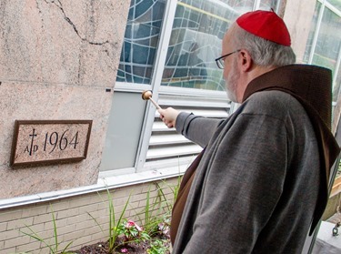 Cardinal Seán P. O'Malley and Boston Mayor Martin Walsh join the celebration of the 50th anniversary of Regina Cleri, the Archdiocese of Boston’s residence for senior priests in Boston’s West End June 5, 2014.
Pilot photo by Christopher S. Pineo 
