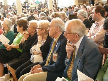 YomHaShoah_survivors in crowd 2