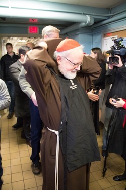 Cardinal Seán P. O'Malley visits Pine Street Inn homeless shelter in Boston Dec. 24, 2104.
Pilot photo/ Christopher S. Pineo 
