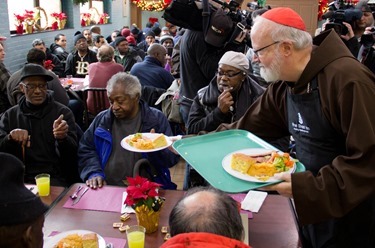 Cardinal Seán P. O'Malley visits Pine Street Inn homeless shelter in Boston Dec. 24, 2104.
Pilot photo/ Christopher S. Pineo 
