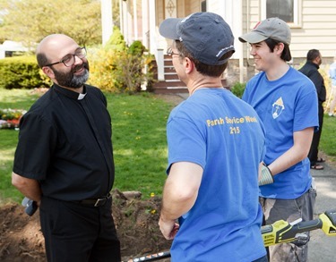 Cardinal Sean O’Malley visits those participating in the Pastoral Center’s Parish Service Week at St. Mary of the Angels Parish in Roxbury May 11, 2015. Pilot photo/ Gregory L. Tracy<br />
