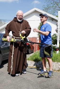 Cardinal Sean O’Malley visits those participating in the Pastoral Center’s Parish Service Week at St. Mary of the Angels Parish in Roxbury May 11, 2015. Pilot photo/ Gregory L. Tracy<br />
