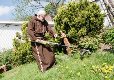 Cardinal Sean O’Malley visits those participating in the Pastoral Center’s Parish Service Week at St. Mary of the Angels Parish in Roxbury May 11, 2015. Pilot photo/ Gregory L. Tracy<br />
