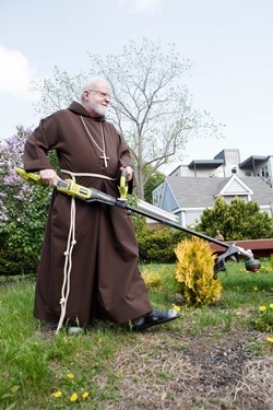 Cardinal Sean O’Malley visits those participating in the Pastoral Center’s Parish Service Week at St. Mary of the Angels Parish in Roxbury May 11, 2015. Pilot photo/ Gregory L. Tracy<br />
