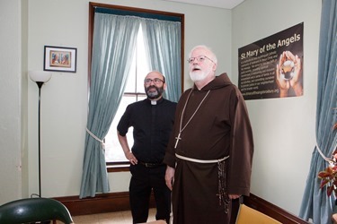 Cardinal Sean O’Malley visits those participating in the Pastoral Center’s Parish Service Week at St. Mary of the Angels Parish in Roxbury May 11, 2015. Pilot photo/ Gregory L. Tracy<br />
