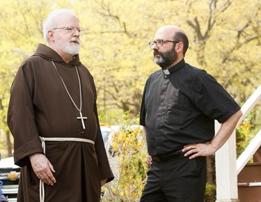 Cardinal Sean O’Malley visits those participating in the Pastoral Center’s Parish Service Week at St. Mary of the Angels Parish in Roxbury May 11, 2015. Pilot photo/ Gregory L. Tracy<br />
