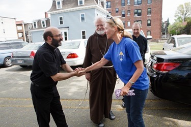 Cardinal Sean O’Malley visits those participating in the Pastoral Center’s Parish Service Week at St. Mary of the Angels Parish in Roxbury May 11, 2015. Pilot photo/ Gregory L. Tracy<br />
