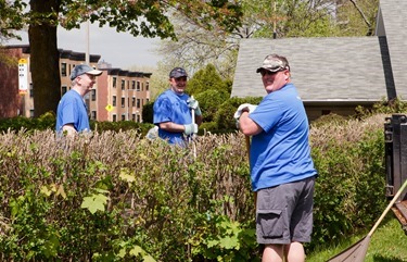 Cardinal Sean O’Malley visits those participating in the Pastoral Center’s Parish Service Week at St. Mary of the Angels Parish in Roxbury May 11, 2015. Pilot photo/ Gregory L. Tracy<br />
