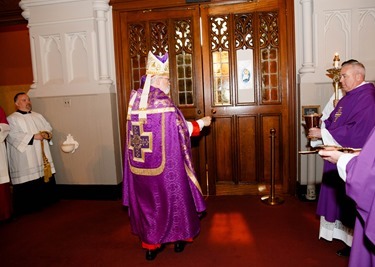 Cardinal O’Malley seals the Jubilee Year Holy Door of Mercy at the conclusion of the 2015 Cheverus Awards Vespers service celebrated Nov. 29 at the Cathedral of the Holy Cross. Pilot photo/ Gregory L. Tracy 