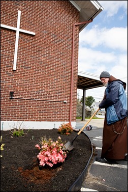 Cardinal O’Malley participates in Pastoral Center Service week at Immaculate Conception Church in Stoughton May 16, 2016.  Pilot photo/ Gregory L. Tracy  